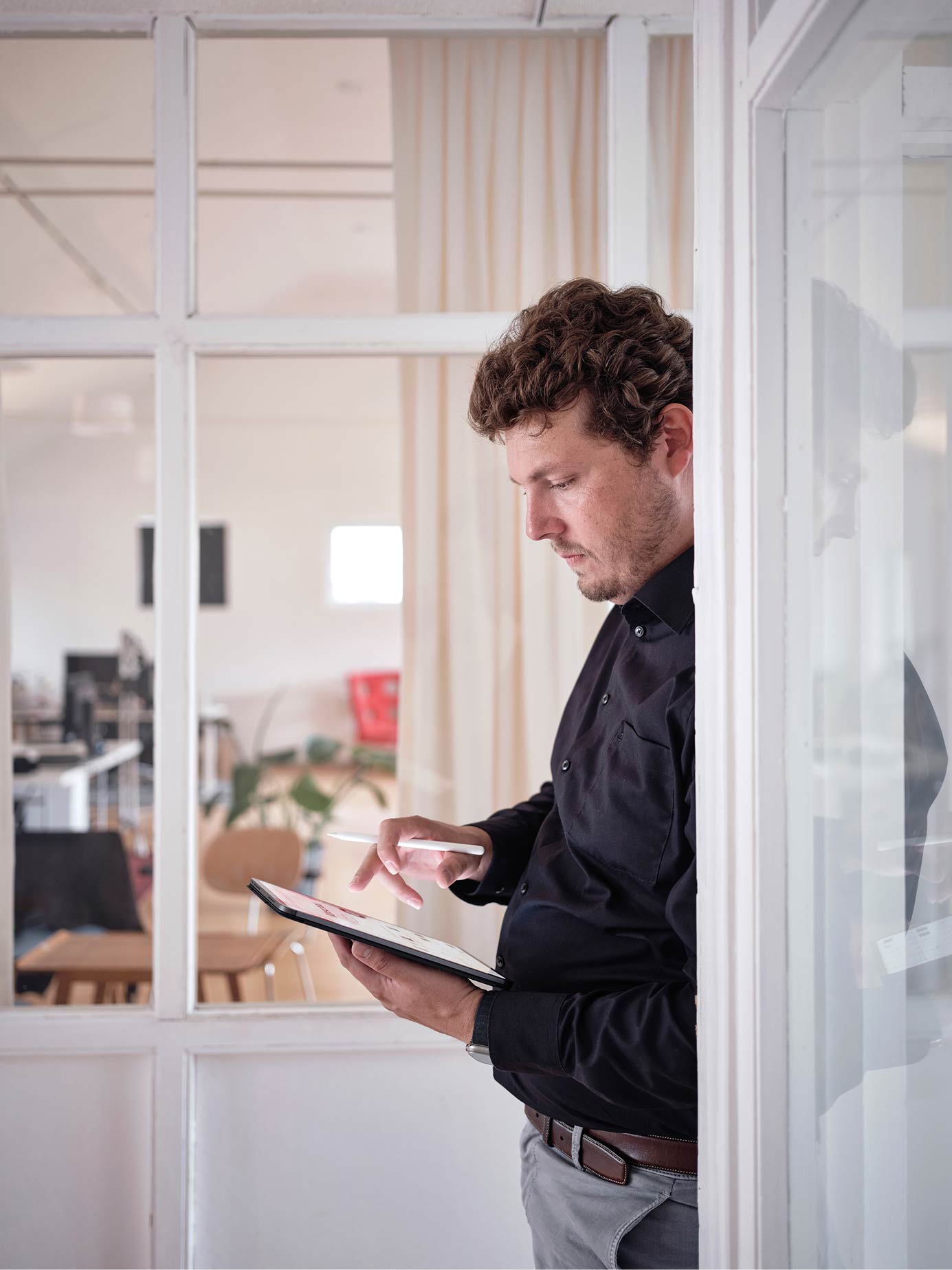 David Büchner arbeitet konzentriert an einem Tablet